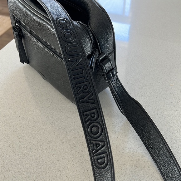 Country Road Cross Body Bag in Black - Picture 4 of 9